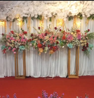Pelaminan bunga untuk acara pernikahan