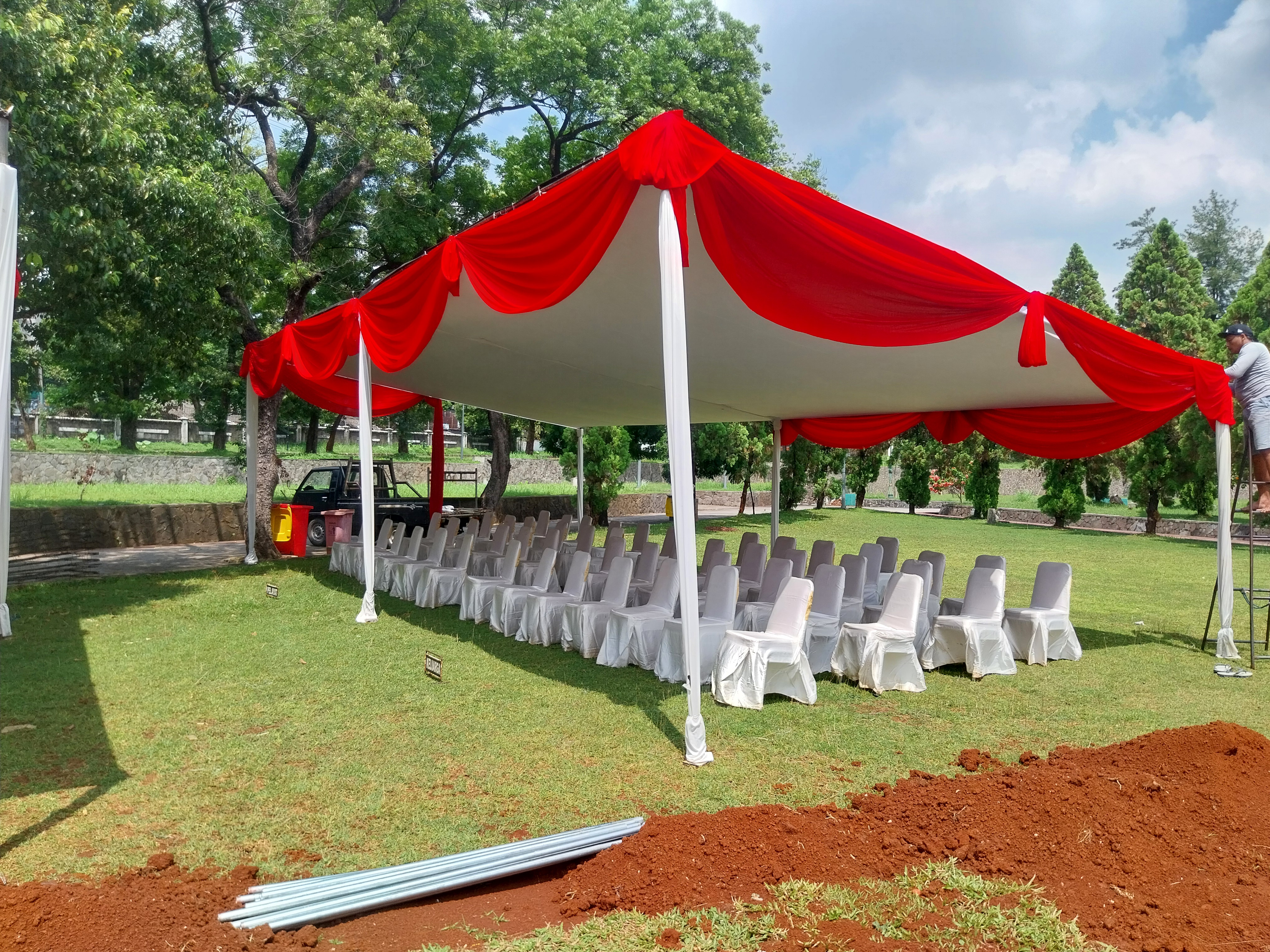 Tenda Plafon Merah